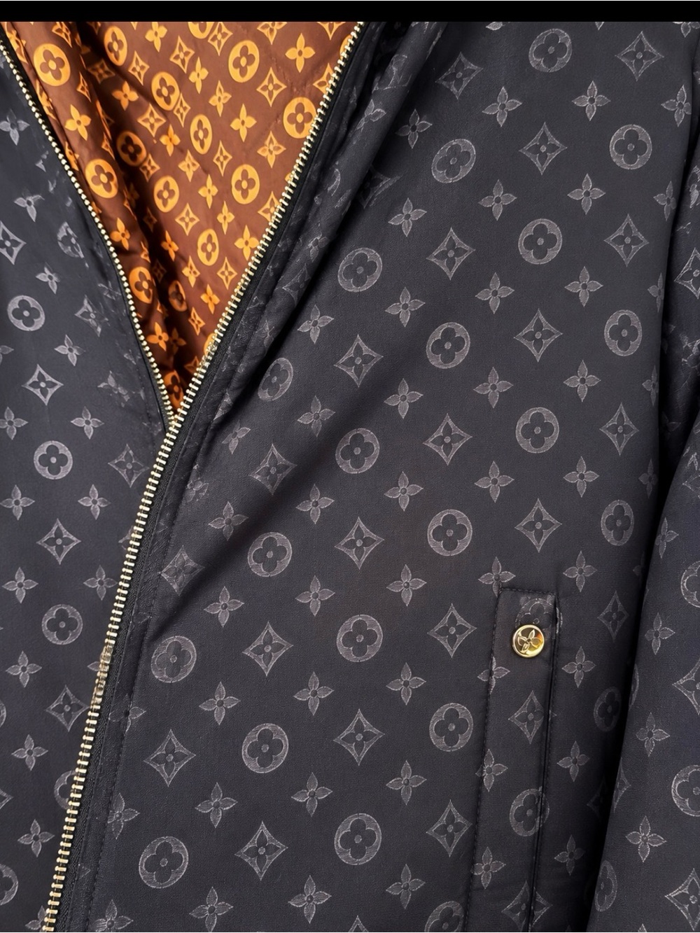 This authentic unisex LV Monogram reversible Puffer Jacket XL fits like a Large